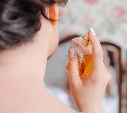 Os melhores truques para fazer o perfume durar mais tempo