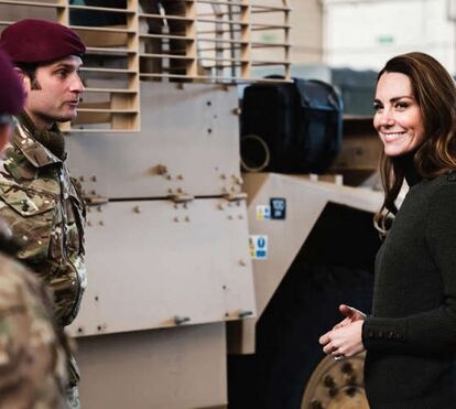 Duquesa de Cambridge mostra-se animada em visita a militares