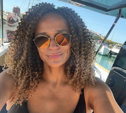 Isabel dos Santos tira a roupa e esconde-se atrás de uma árvore