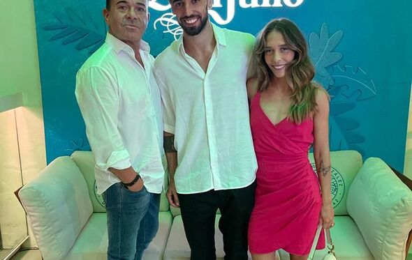 Anthony Pereira com Bruno Fernandes, do Manchester United, e a mulher, no Warm Up Summer FLASH! no Sky Valley Villamoura 