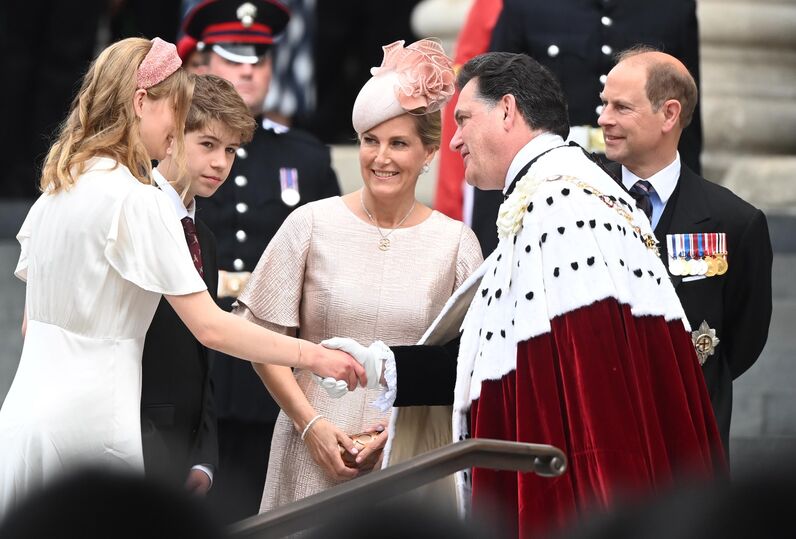 Harry e Meghan de volta junto da família real britânica na Missa do Jubileu de Platina de Isabel II