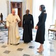 Charlene e o príncipe Alberto II com o papa Francisco
