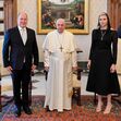 Charlene e o príncipe Alberto II com o papa Francisco