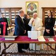 Charlene e o príncipe Alberto II com o papa Francisco