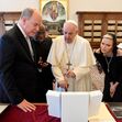 Charlene e o príncipe Alberto II com o papa Francisco