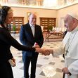 Charlene e o príncipe Alberto II com o papa Francisco