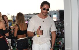 Ângelo Rodrigues diverte-se em festival 15 dias depois da 12ª operação à perna