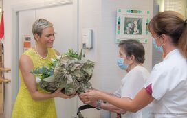 Princesa Charlene faz visita surpresa a lar de idosos e soma elogios