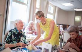 Princesa Charlene do Mónaco mima idosos