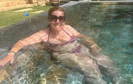 Que bela massagem: Dolores Aveiro tem amiga a fazer-lhe a massagem que ela tanto queria... em hotel de luxo