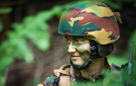 A princesa Elisabeth da Bélgica surpreende ao mostrar-se fardada e camuflada m acampamento militar