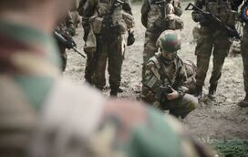 A princesa Elisabeth da Bélgica troca a tiara pelo capacete militar