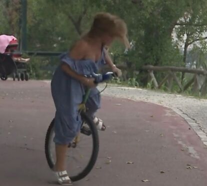 Que grande queda. Apresentadora da RTP que está grávida cai de bicicleta durante emissão