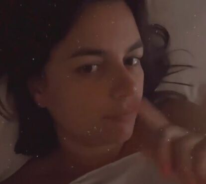 Ana Guiomar filma-se na cama como veio ao mundo para deixar um enorme lamento