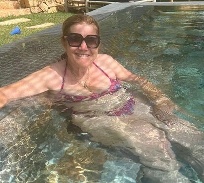 Que bela massagem: Dolores Aveiro tem amiga a fazer-lhe a massagem que ela tanto queria... em hotel de luxo