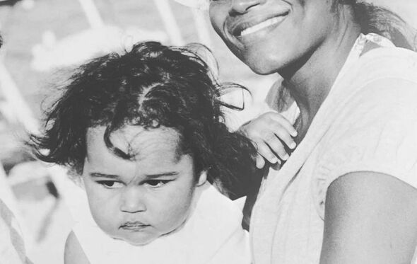 Tchizé dos Santos dos Santos com a filha, hoje adolescente