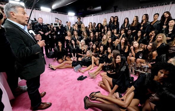 Ed Razek com as manequins da Victoria's Secret, em 2018