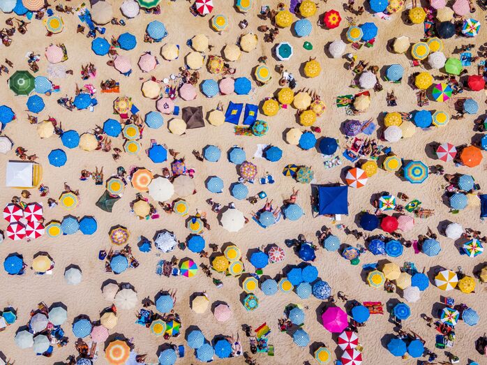 praia cheia de gente, verão