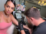  Georgina Rodríguez faz tatuagem