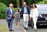 Os príncipes William e Kate com a filha, Charlotte
