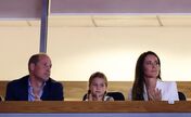 Os príncipes William e Kate com a filha, Charlotte