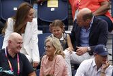 Os príncipes William e Kate com a filha, Charlotte