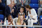 Os príncipes William e Kate com a filha, Charlotte