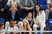 Os príncipes William e Kate com a filha, Charlotte