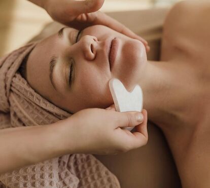 Gua Sha: todos os benefícios que a nova ferramenta de beleza traz à sua pele