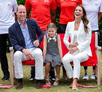 Charlotte 'rainha' por um dia e ofusca totalmente os pais, William e Kate, em evento oficial