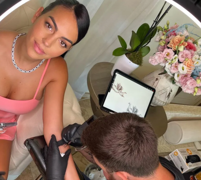 De levar lágrimas aos olhos. Georgina Rodríguez faz tatuagem em homenagem ao filho