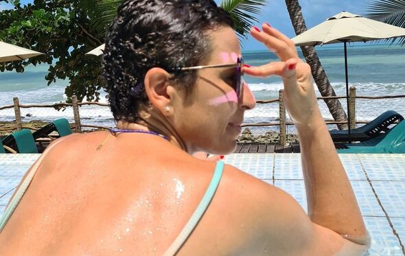 Joana passou mostrou aos seguidores a cicatriz que a cirurgia deixou, com uma mensagem: "Marcas da batalha vencida. A operação que me puxou músculo das costas para a frente deixou uma cicatriz que merece honras de protetor cor de rosa"