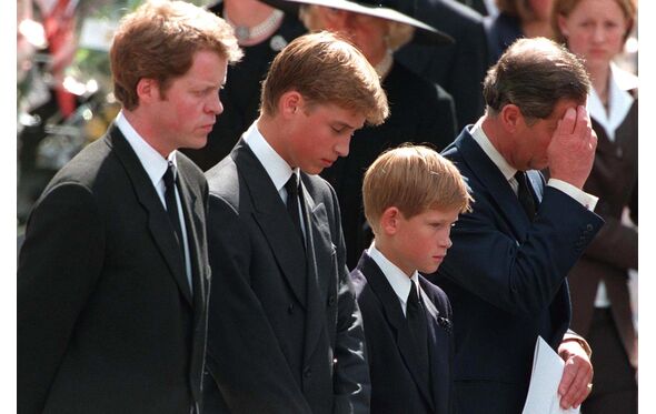 Charles Spencer, irmão de Diana, William e Harry e Carlos durante o funeral da princesa Diana 