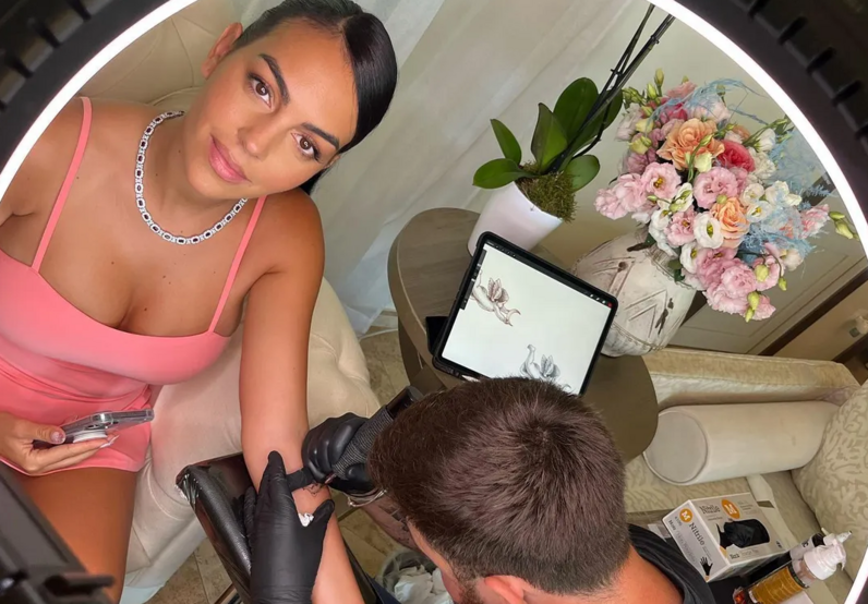Georgina Rodríguez faz tatuagem