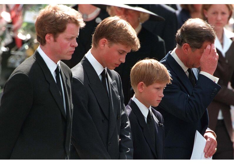 Charles Spencer, irmão de Diana, William e Harry e Carlos durante o funeral da princesa Diana 