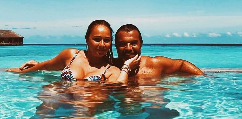 Roberto Pereira e a namorada, Eva Jesus Gonçalves de férias nas Maldivas. Eles são o autor e coautora de 'Rua das Flores', da TVI