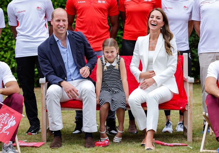 Os príncipes William e Kate com a filha, Charlotte