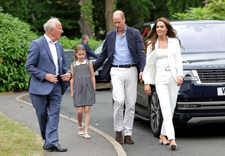 Os príncipes William e Kate com a filha, Charlotte