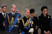 Eduardo, William, Kate, Harry e Meghan na cerimónia de velório da rainha Isabel II