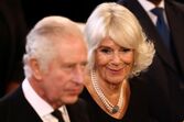 Camilla e Carlos III nas homenagens a Isabel II