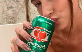 Feijoada, pão de queijo e brigadeiros. Hailey Bieber mostra o lado mais brasileiro