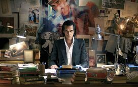 Afinal de que sofre Nick Cave? O drama e as tragédias na vida de um dos mais obscuros e brilhantes músicos de sempre