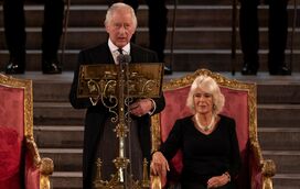 Emoção e lágrimas. Rei Carlos III discursa no parlamento britânico em Westminster e fica emocionado ao ouvir pela primeira vez 'God Save The King'