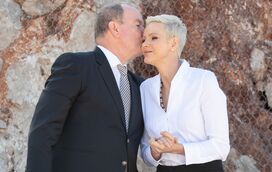 Quem diria! Os príncipes já não se largam: Charlene e Alberto do Mónaco trocam beijos em público