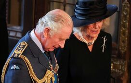 Como a rainha Camilla tem apoiado Carlos III nestes dias intensos de sofrimento e protocolo