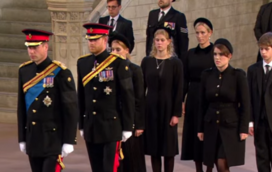 Todos juntos. Netos de Isabel II em raro momento público para homenagear a rainha