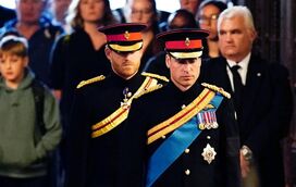 Harry e William juntos em momento histórico da despedida de Isabel II