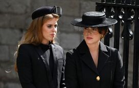 Princesas Eugenie e Beatrice provocam confusão no funeral da avó, a rainha Isabel II