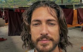 Comer, orar, amar. Sem luxos nem dinheiro, Ângelo Rodrigues está a viver como um monge num templo budista no Nepal