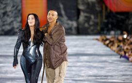 Cher desfila aos 76 anos para a Balmain e dá nas vistas